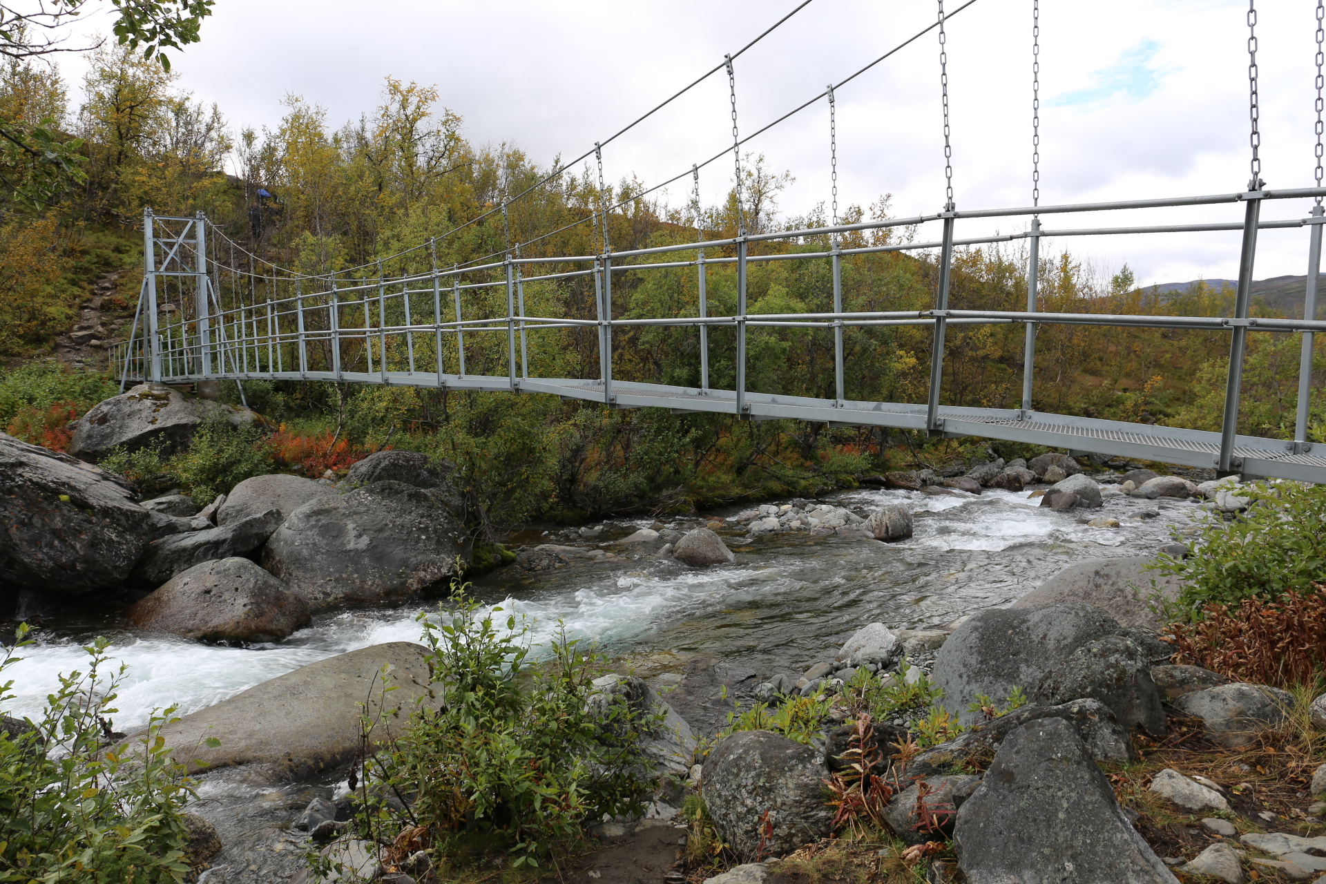 En ny hängbro över en fors