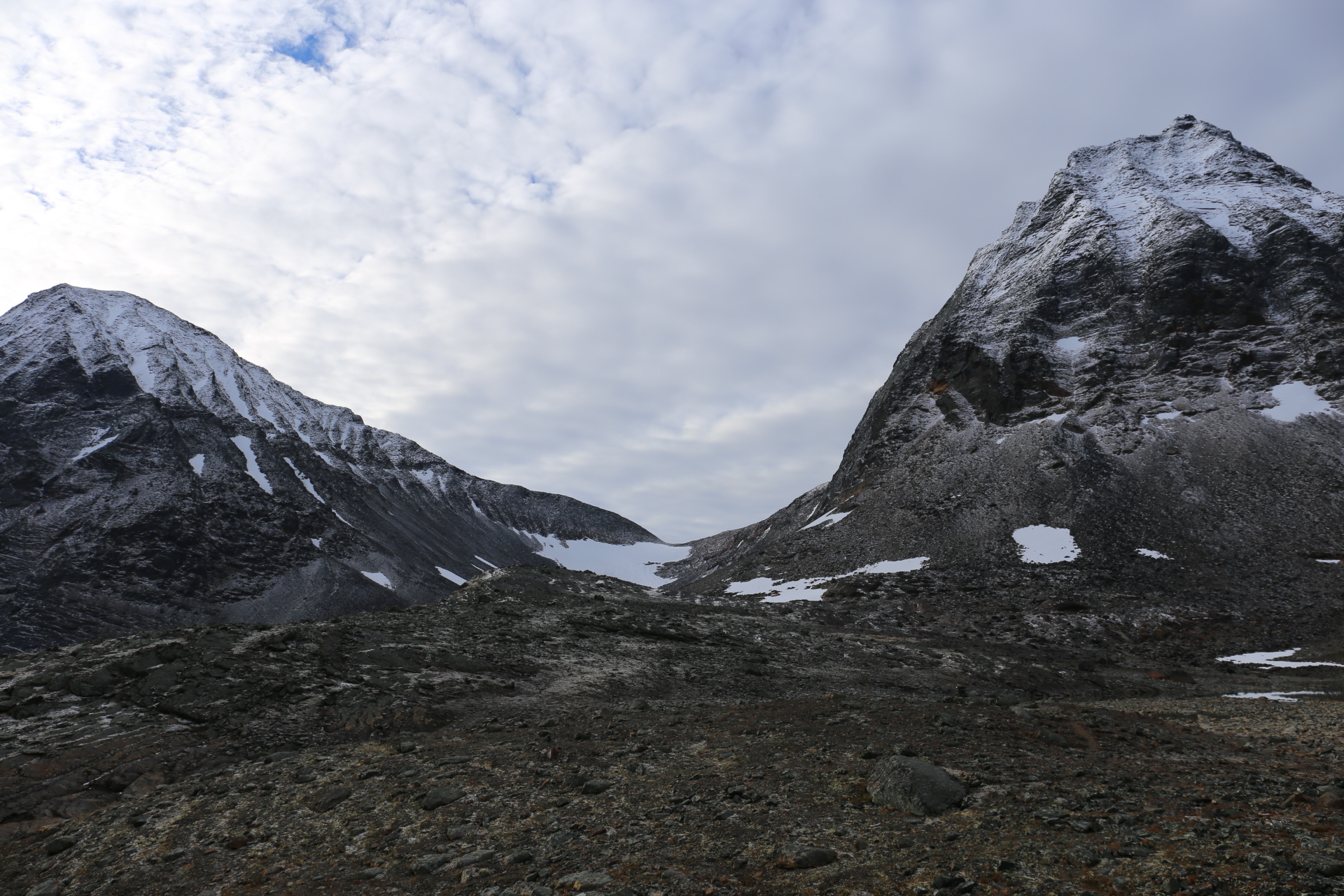 Pyramiden och Knivkammen. Den lilla "snöfläcken" mellan topparna är den tvärbana glaciär som är så svår att passera.